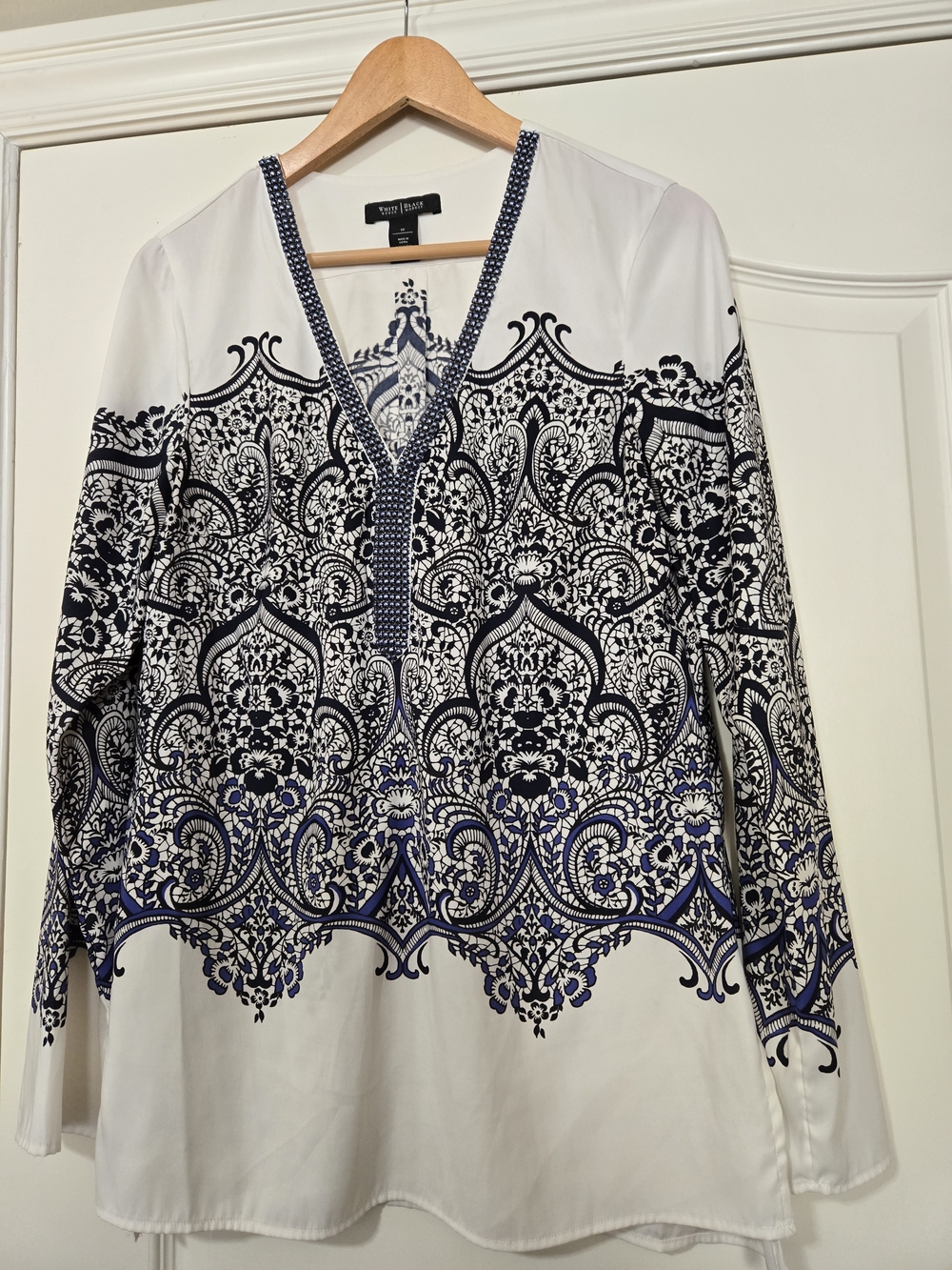 White House Black Market White and Navy Printed V-Neck Long Sleeve Blouse Beaded